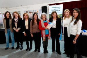 260822-ENTREGA DE LIBROS (2)
