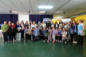 260831-ENTREGA DE LIBROS EL CALAFATE (10)