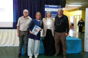 260831-ENTREGA DE LIBROS EL CALAFATE (3)