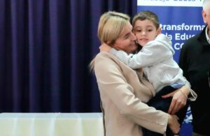 260831-ENTREGA DE LIBROS EL CALAFATE (4)