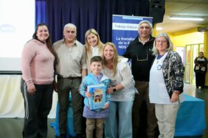 260831-ENTREGA DE LIBROS EL CALAFATE (6)