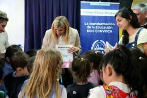 260831-ENTREGA DE LIBROS EL CALAFATE (8)