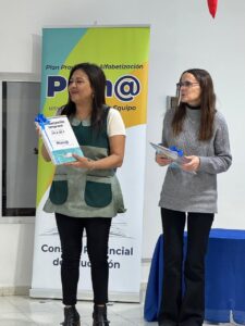 260904-ENTREGA DE LIBROS CHALTÉN Y TRES LAGOS (1)