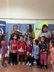 260904-ENTREGA DE LIBROS CHALTÉN Y TRES LAGOS (10)