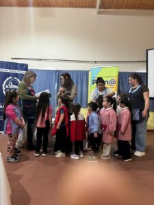 260904-ENTREGA DE LIBROS CHALTÉN Y TRES LAGOS (11)