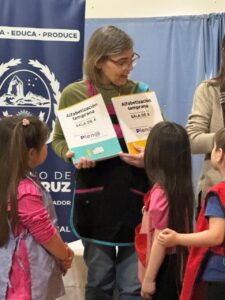 260904-ENTREGA DE LIBROS CHALTÉN Y TRES LAGOS (12)