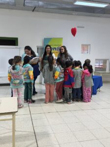 260904-ENTREGA DE LIBROS CHALTÉN Y TRES LAGOS (2)