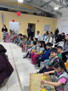 260904-ENTREGA DE LIBROS CHALTÉN Y TRES LAGOS (6)