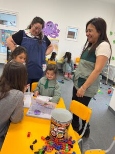 260904-ENTREGA DE LIBROS CHALTÉN Y TRES LAGOS (7)