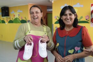 260907-ENTREGA DE ZAPATILLAS EN LAS HERAS (2)