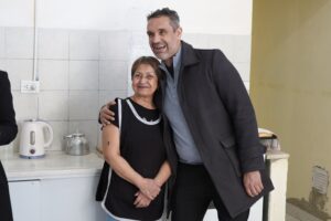 260907-ENTREGA DE ZAPATILLAS EN LAS HERAS (5)
