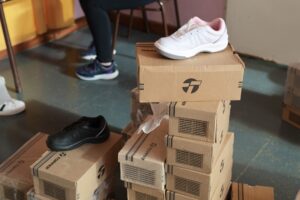 260915-ENTREGA DE ZAPATILLAS CALETA OLIVIA (19)