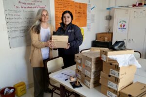 260915-ENTREGA DE ZAPATILLAS CALETA OLIVIA (9)