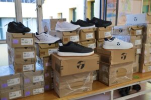 261015-ENTREGA DE ZAPATILLAS LAGO POSADAS-LOS ANTIGUOS (11)