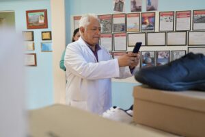 261015-ENTREGA DE ZAPATILLAS LAGO POSADAS-LOS ANTIGUOS (2)